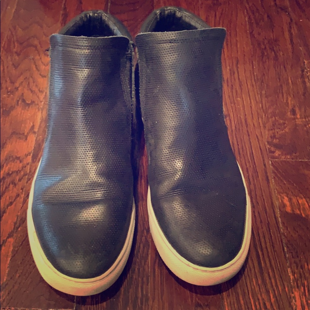 Women’s black leather sneakers